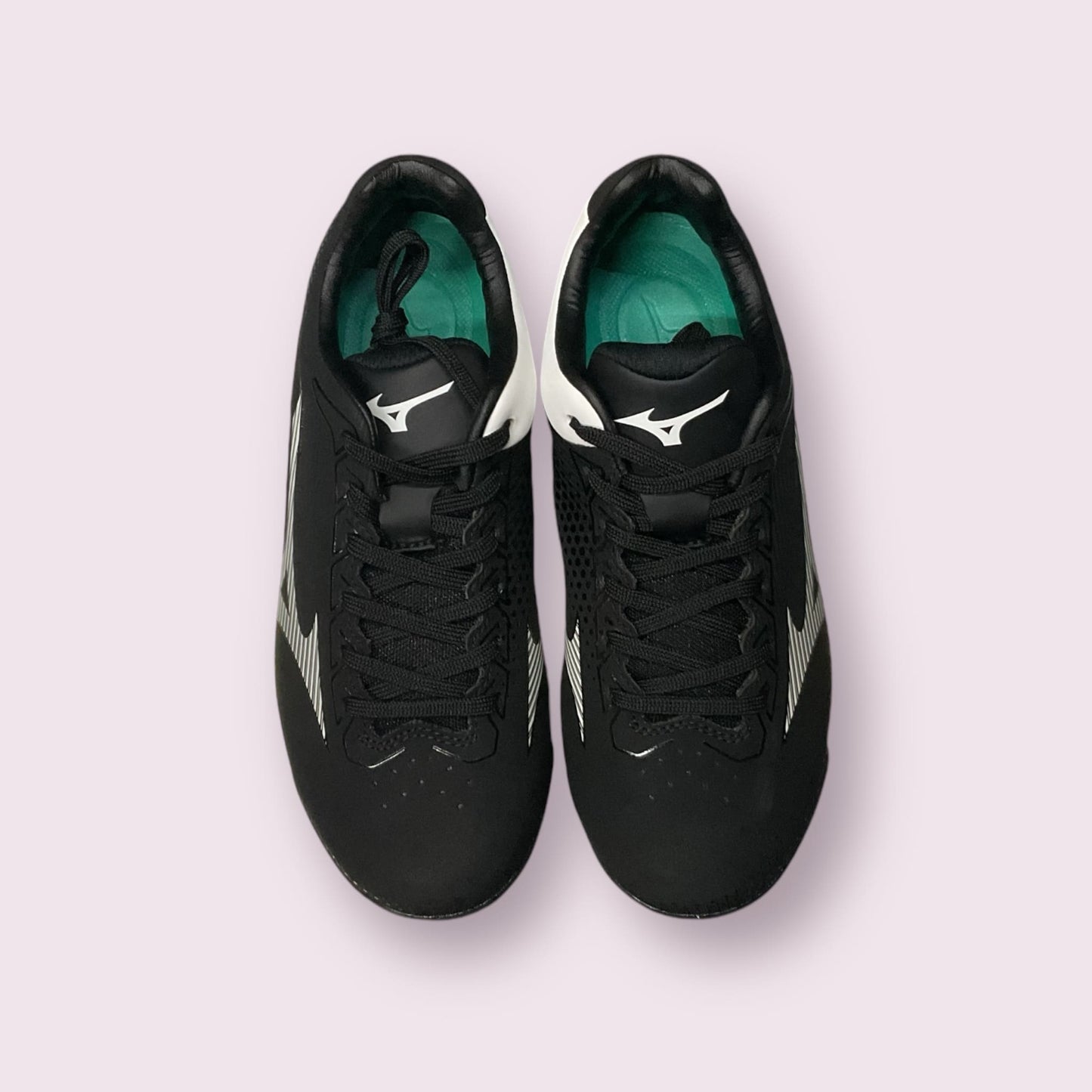 Zapatillas de béisbol Wave Finch Lightrevo Jr en negro, con tecnología Wave para amortiguación y suela de tacos para tracción óptima